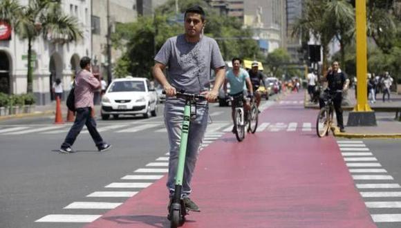 Scooters y monociclos eléctricos están prohibidos de circular en una vía expresa. (Foto: GEC)