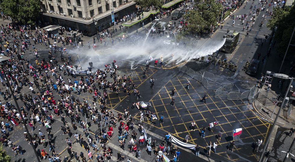 La policía reprime la multitudinaria protesta en Santiago de Chile. (AFP / Javier TORRES).