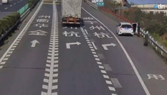 YouTube: Llanta de camión atropella a mujer en China