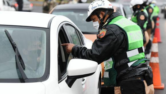 Para saber si su vehículo cuenta con alguna papeleta o multa por infracción de tránsito, solo debe ingresar a la página web del SAT o llamar a Aló SAT. (Foto: Andina)
