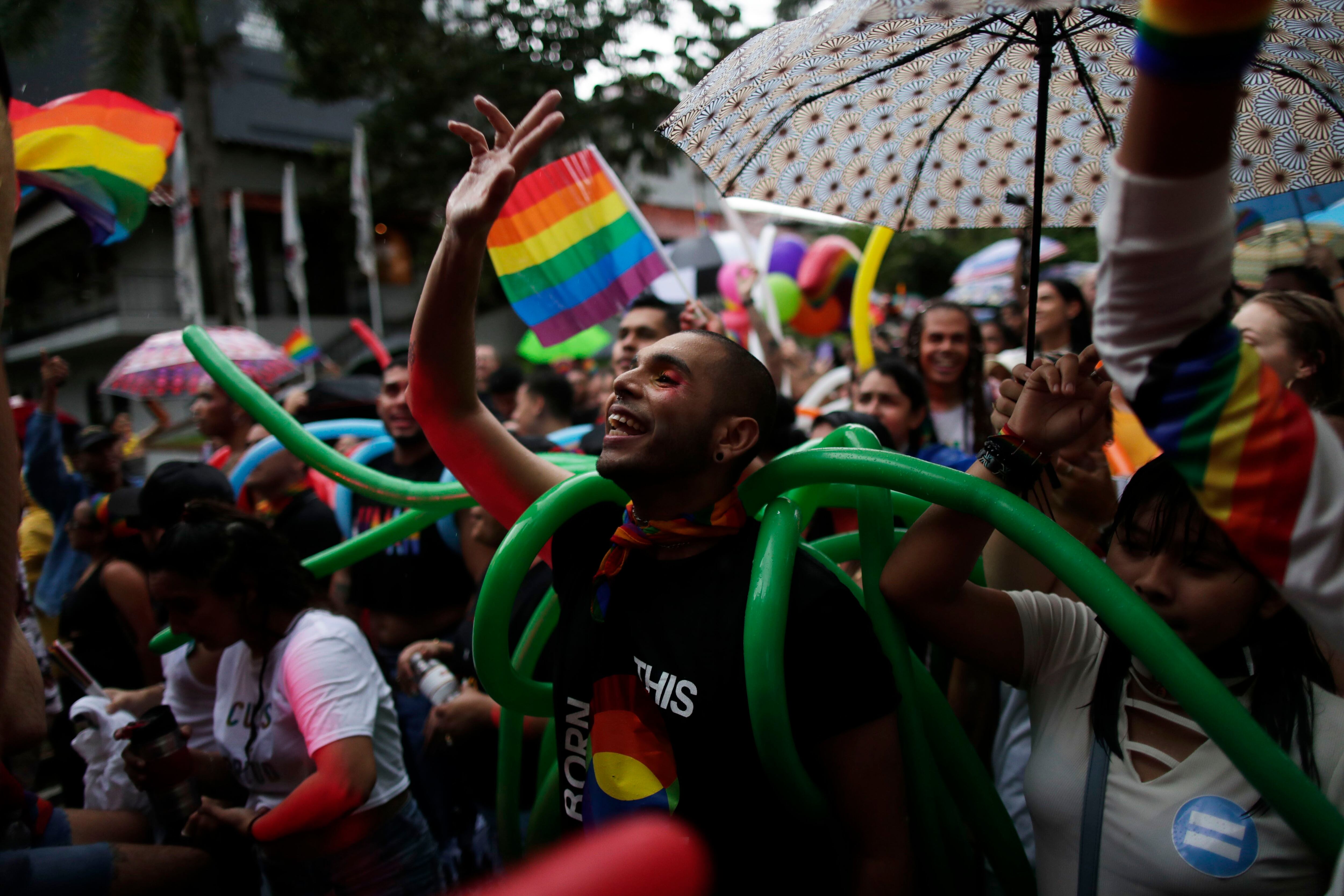 With the colors and music that characterize them, and highlighting the broad participation of youth, thousands of LGBTI and heterosexual people who support them marched through two different sectors of the capital, some summoned to the 18th LGBTQ+ Pride March and others to the World Pride Panama.