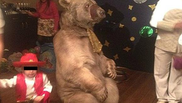 Facebook: jugador ruso 'alquila' oso para cumpleaños de su hijo