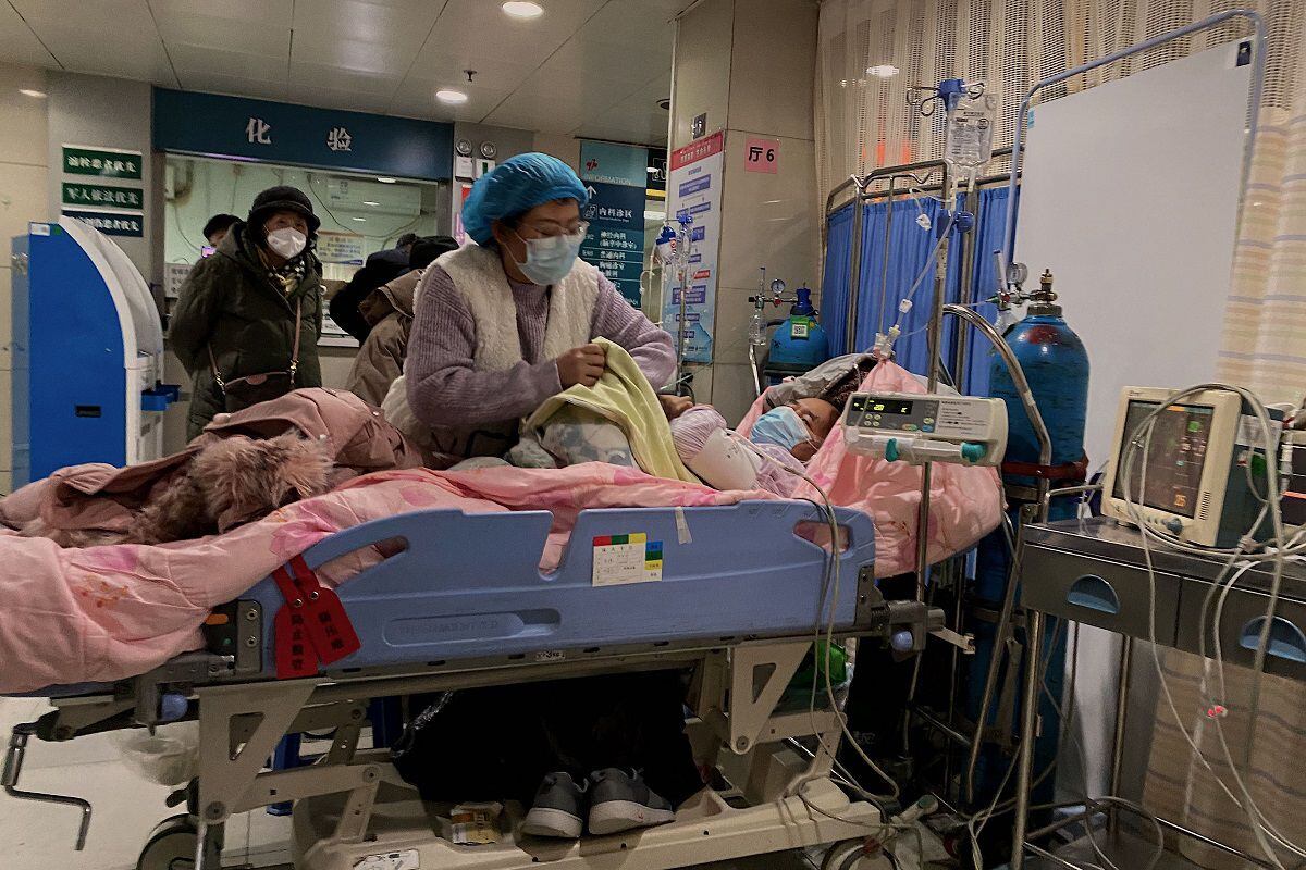This image shows a covid-19 patient receiving treatment at the Tianjin First Center Hospital in Tianjin on December 28, 2022. (Photo by Noel Celis / AFP)