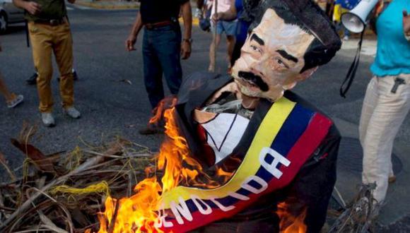 Venezuela: Queman muñecos de Maduro como Judas en las calles