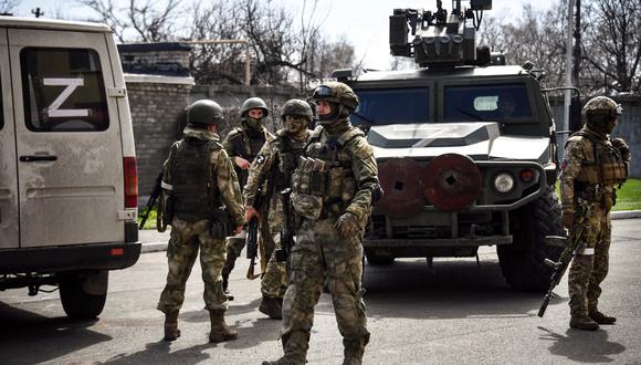 Soldados rusos patrullan una calle el 11 de abril de 2022 en Volnovakha, en la región de Donetsk. (Foto referencial: Alexander NEMENOV / AFP)