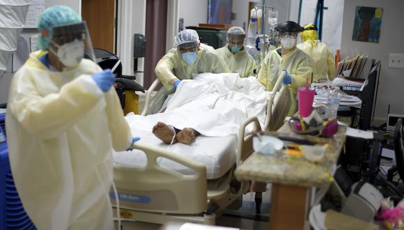 Coronavirus USA | Peter Hotez asegura que Covid-19 está causando una “aniquilación histórica” de hispanos en Estados Unidos. En la imagen, un paciente es trasladado en un hospital de Houston. Foto: Mark Felix / AFP