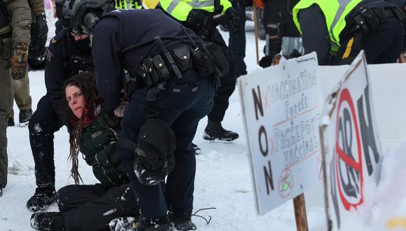 La policía canadiense somete a los manifestantes que marchaban hacia el Parlamento de Canadá para reclamar por las restricciones sanitarias. REUTERS