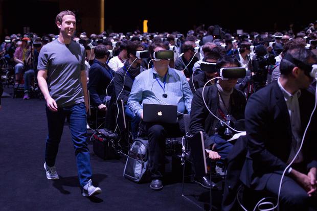 MASTERMIND.  Mark Zuckerberg, CEO of Facebook, at a virtual reality event in California in 2016. To develop its metaverse, the company has hired 10,000 new software engineers.  (Photo: AFP)