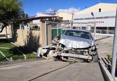 Apurímac: auto se estrella contra fachada de hospital EsSalud de Abancay
