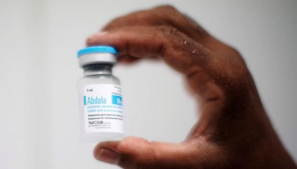 Una enfermera muestra una dosis de la vacuna Abdala contra el coronavirus. (Foto: Archivo / REUTERS / Alexandre Meneghini).