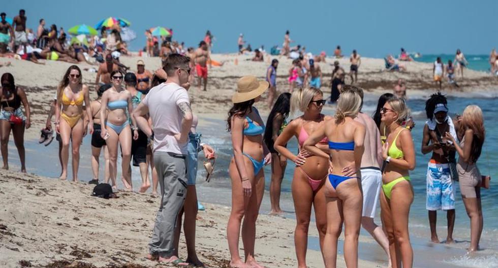 The coronavirus “seems to have disappeared” from Miami, with thousands of tourists filling its beaches and streets