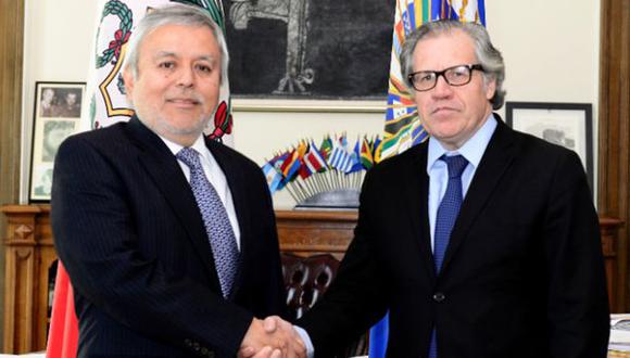 Luis Chiquihuara (izq.), nuevo representante del Per&uacute; ante la OEA, present&oacute; sus credenciales a Luis Almagro, secretario general de la organizaci&oacute;n. (Foto: El Comercio)