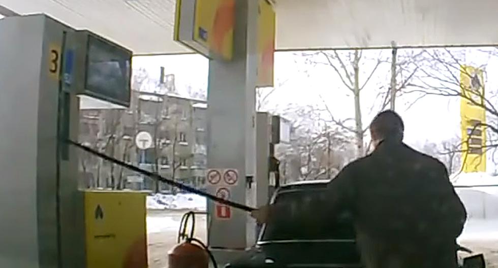 Chofer inexperto no sabe cómo llenar gasolina. (Foto: Captura de YouTube)