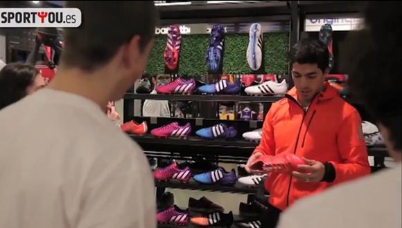 Luis Suárez sorprendió a jóvenes como vendedor de zapatillas