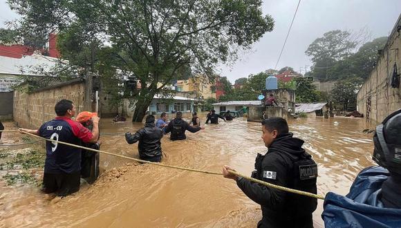 Fotografía cedida por la Secretaría de Seguridad Estatal donde se observa a policías estatales rescatando personas en un área inundada, en el municipio de Xalapa, en el estado de Veracruz (México). (EFE/Secretaría de Seguridad Pública de Veracruz).