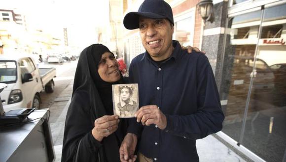 Kanim y su madre con la foto que le había enviado para demostrar que ella era su madre. (Foto: BBC Mundo).