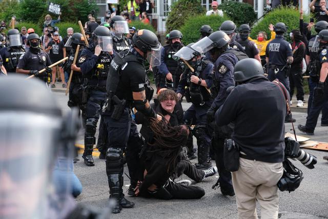 Varias protestas y arrestos se registraron este miércoles en Louisville, Kentucky. (Foto: JEFF DEAN / AFP)