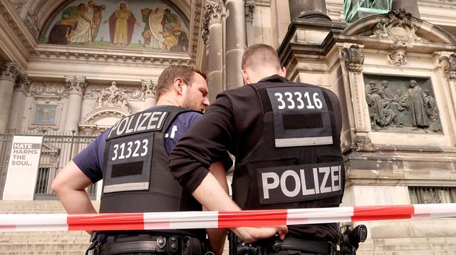 Según la página web del periódico "Der Spiegel", un policía y un civil protagonizaron un tiroteo al interior del templo. (Reuters)