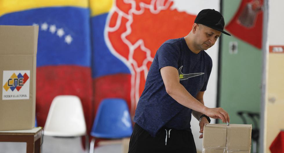 Un hombre vota durante un referéndum consultivo sobre la soberanía venezolana sobre la región del Esequibo controlada por la vecina Guyana, en Caracas el 3 de diciembre de 2023. (Foto de Pedro RANCES MATTEY / AFP).