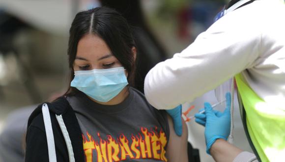 Sandra Cervantes, de 14 años, recibe una vacuna contra la enfermedad por coronavirus (COVID-19) en una clínica de vacunas para jóvenes recién elegibles de 12 a 15 años en Pasadena, California, EE. UU. (Foto: REUTERS / Lucy Nicholson).