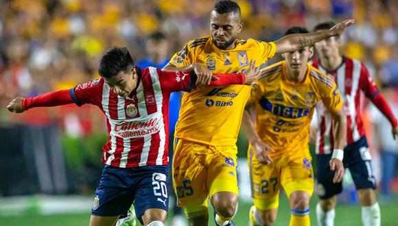 Los Tigres de la UANL no pudieron sacar ventaja sobre las Chivas a pesar de jugar en el Estadio Universitario y todo se definirá en la vuelta. (Foto: AFP)