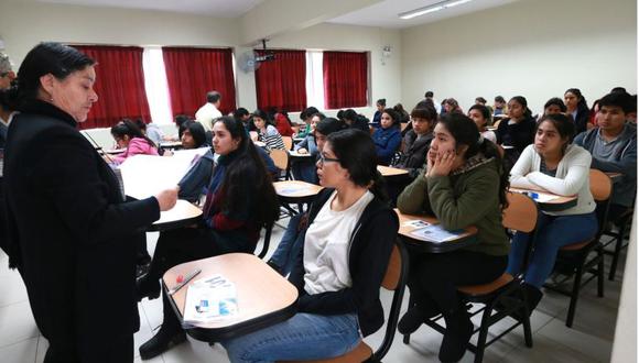 La evaluación comenzó a las 10 a.m. Los familiares de los jóvenes permanecieron en el exterior de la universidad para esperar la salida de postulantes. (Andina)