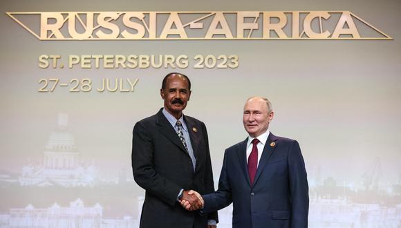 El presidente ruso, Vladimir Putin, saluda al presidente de Eritrea, Isaias Afwerki, durante una ceremonia de bienvenida en la segunda cumbre Rusia-África en San Petersburgo el 27 de julio de 2023. (Foto de Sergei BOBYLYOV / TASS Host Photo Agency / AFP)