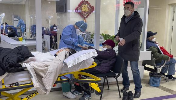 Los pacientes ancianos son revisados ​​cuando llegan a la sala de emergencias de un hospital en Beijing.