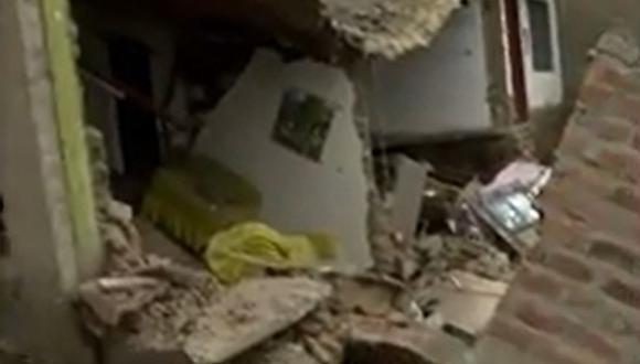 Según la Policía, dos casas quedaron totalmente destruidas y otras 18 fueron afectadas por el hundimiento de tierra en Peralvillo (Foto: Captura de video / América Noticias)