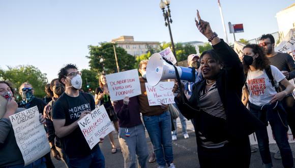 La representante de EE.UU. Cori Bush se une a los activistas por el derecho al aborto frente a la Corte Suprema de EE.UU. en Washington, DC, el 10 de mayo de 2022. (Foto de Stefani Reynolds / AFP)