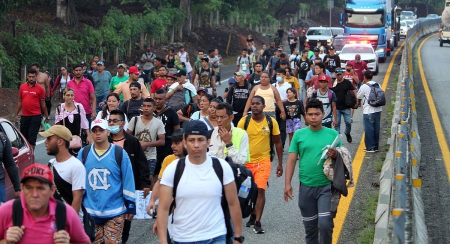 Central American migrants walk near the municipality of Huixtla, state of Chiapas (Mexico).