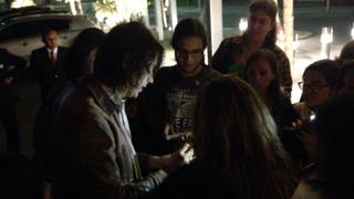 Julian Casablancas firmó autógrafos y paseó por Lima