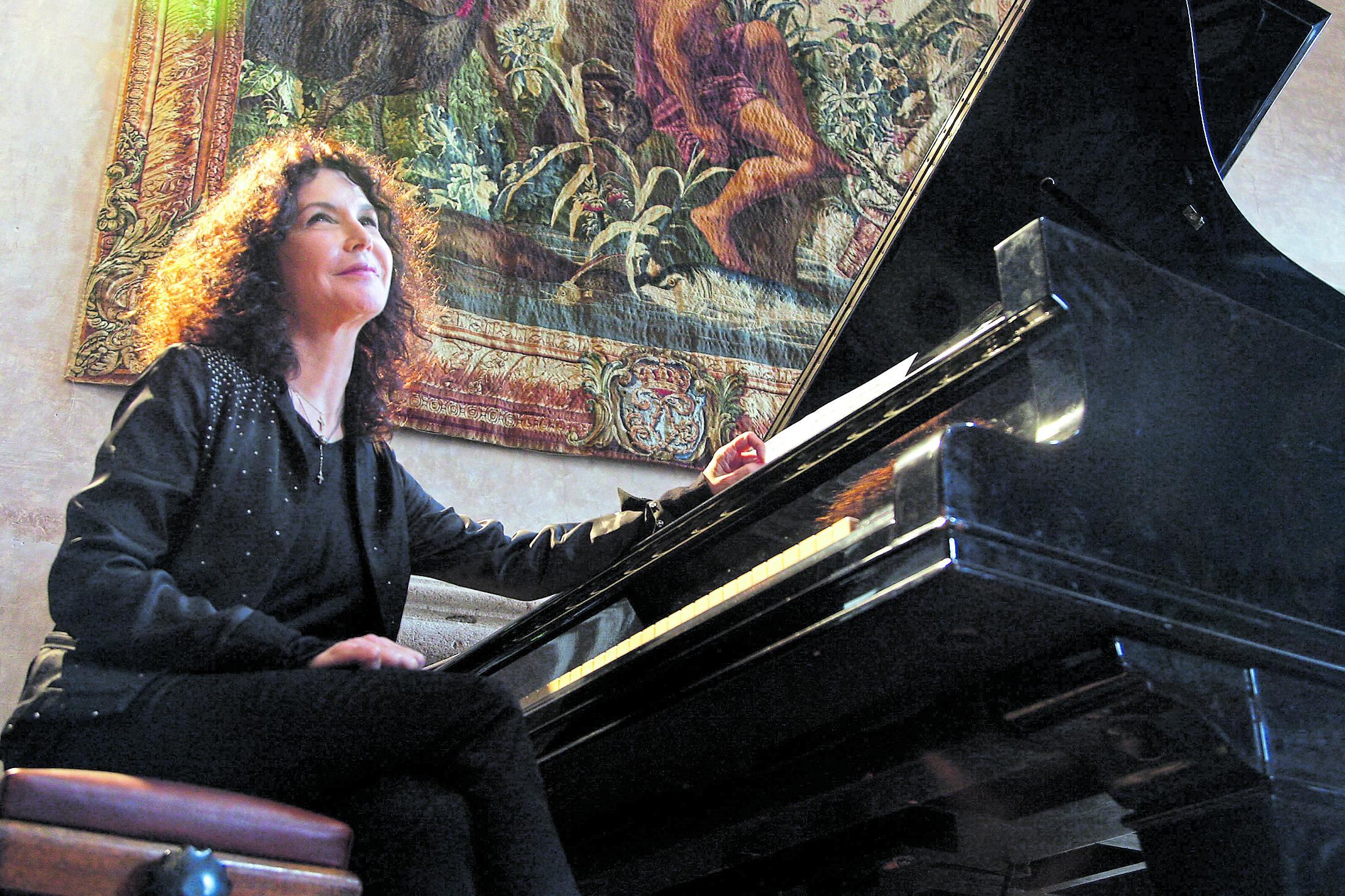 Katia Labèque comenzó su formación como pianista a los 3 años. Su madre fue su primera maestra.