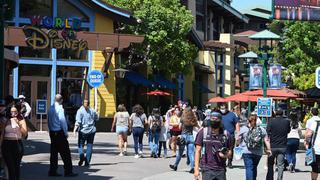 Fanáticos corren a las tiendas en Disneyland pese al fuerte avance del coronavirus en California | FOTOS