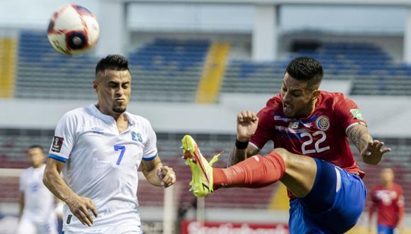 Costa Rica supo reponerse de un 1-0 inicial en su casa y le volteó el marcador a El Salvador por 2-1 en las Eliminatorias Qatar 2022. (Foto: AFP)