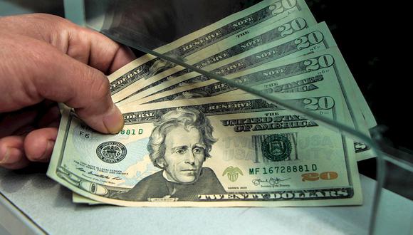 El "dólar blue" se vendía a 143 pesos en Argentina este lunes. (Foto: AFP)