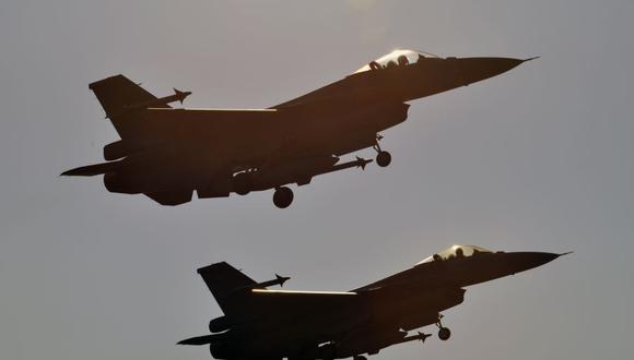 Dos cazas F-16 fabricados en Estados Unidos despegan de la base de la fuerza aérea de Chiayi en el sur de Taiwán el 26 de enero de 2016. (Foto de SAM YEH / AFP/ Archivo).