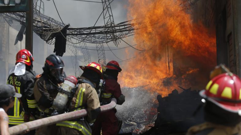 Incendio en Villa El Salvador fue controlado tras más de 2 horas