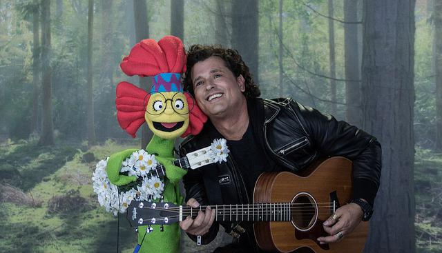 El famoso cantante Carlos Vives junto a Flower Power en "Opa Popa Dupa". (Foto: Nat Geo Kids)