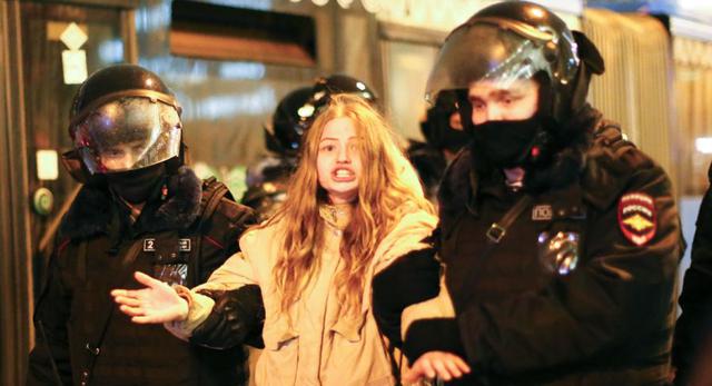 La policía detiene a una mujer durante una protesta contra el encarcelamiento del líder de la oposición Alexei Navalny en Moscú. (Foto: AP/Alexander Zemlianichenko)