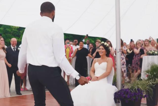 Se viralizó en YouTube el baile sorpresa que un novio le hizo a la mujer con la que pasará el resto de su vida. (Foto: Captura)