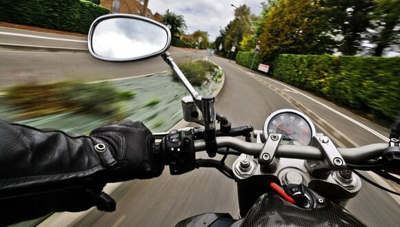 La imprudencia casi le cuesta la vida a un motociclista y puso en peligro a los otros conductores. (Foto: Pixabay/Referencial)