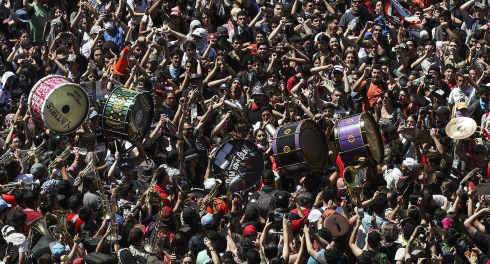 Miles de personas protestan contra el gobierno de Sebastián Piñera en Santiago. (AP Photo/Esteban Felix).