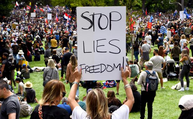 La gente sostiene carteles durante una manifestación contra el bloqueo de Covid-19 y las medidas de vacunación en Melbourne el 20 de noviembre de 2021 (Foto: William WEST / AFP).