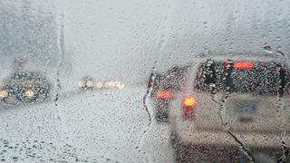 Disminuir la velocidad y 5 sugerencias básicas para conducir bajo la lluvia