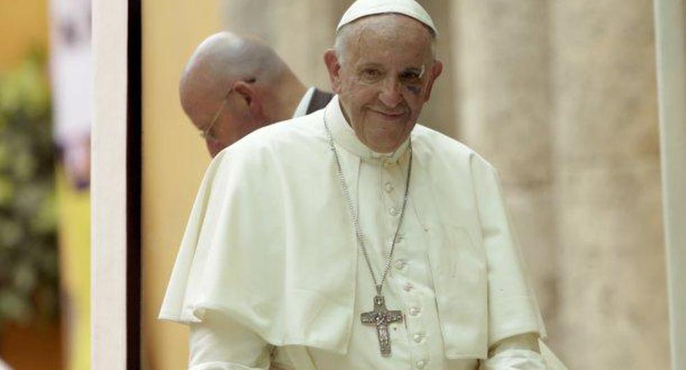 El papa Francisco sufrió un incidente mientras se desplazaba en el papamóvil por Cartagena. Se golpeó la cara y en pocos minutos en el pómulo de su ojo izquierdo apareció un hematoma. (Foto: EFE)