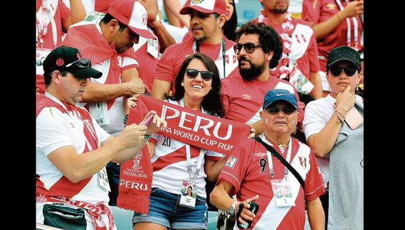 Miles de hinchas alzaron su voz en los estadios rusos cantando “Contigo, Perú”. [Foto: EFE]