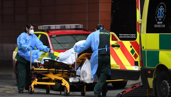 Los paramédicos llevan a un paciente al Royal London Hospital en el este de Londres el 21 de enero de 2021, en plena pandemia de coronavirus. (DANIEL LEAL-OLIVAS / AFP).