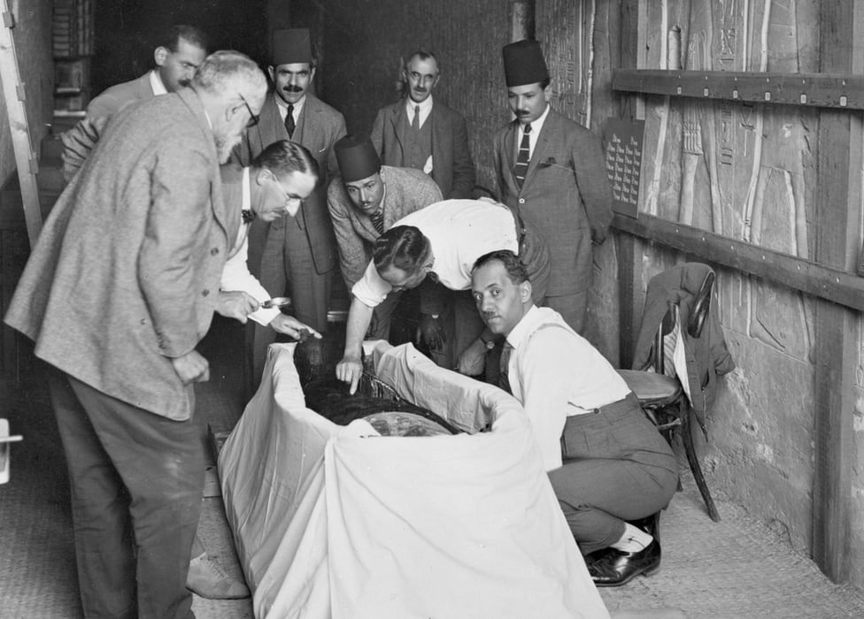 British surgeon Douglas Derry makes the first incision in the mummified body of Tutankhamun.  (HARRY BURTON/GRIFFITH INSTITUTE, UNIV. OF OXFORD).
