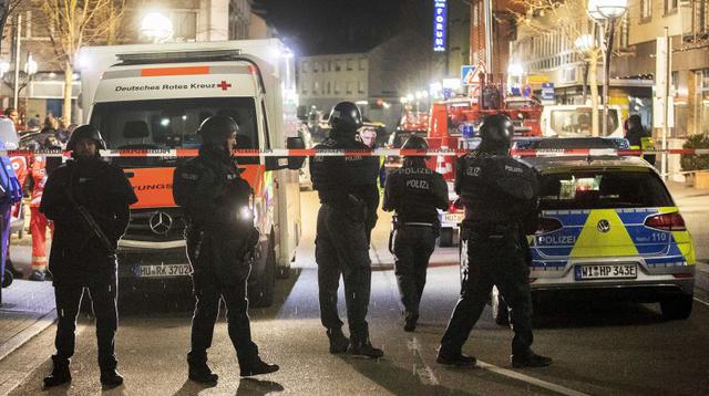 La policía hace guardia cerca de la escena de un tiroteo en el centro de Hanau, Alemania. (Foto: AP).